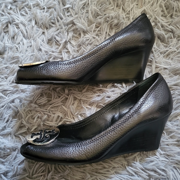 SOLD Tory Burch black shoes 7.5 - Picture 2 of 3